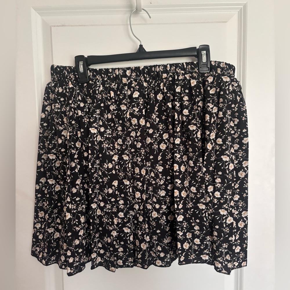 Women’s Black Floral Mini Skirt-Size 1XL